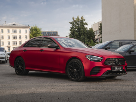 SKB0P, IRISTEK Super Satin Chrome Radiant Red — Mercedes-Benz E-класс